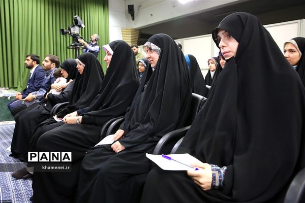 دیدار مدال‌آوران المپیادهای علمی و اعضای تیم ملی والیبال جوانان با رهبر انقلاب