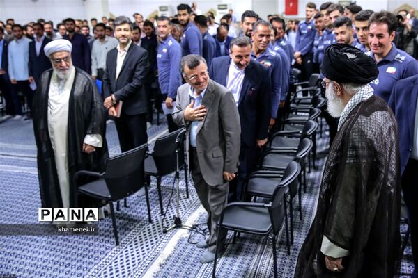 دیدار مدال‌آوران المپیادهای علمی و اعضای تیم ملی والیبال جوانان با رهبر انقلاب