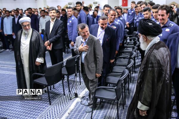 دیدار مدال‌آوران المپیادهای علمی و اعضای تیم ملی والیبال جوانان با رهبر انقلاب
