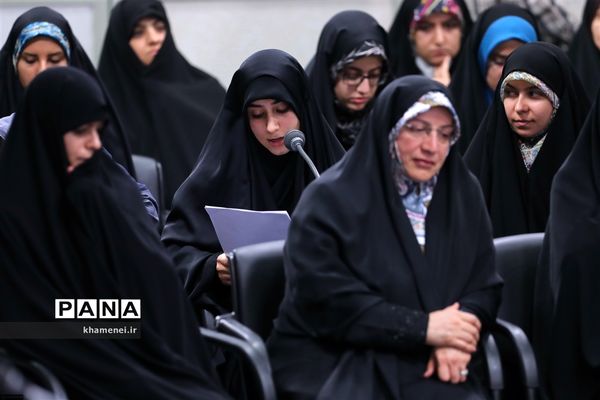 دیدار مدال‌آوران المپیادهای علمی و اعضای تیم ملی والیبال جوانان با رهبر انقلاب