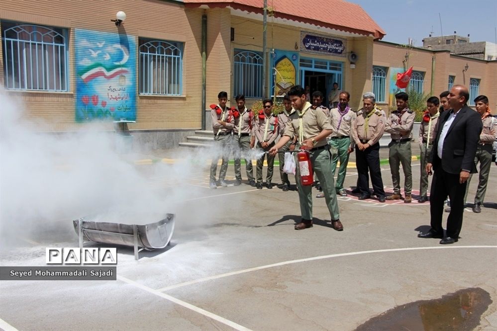 آموزش اطفای حریق پیشتازان  پسر اعزامی به نهمین دوره اردوی ملی