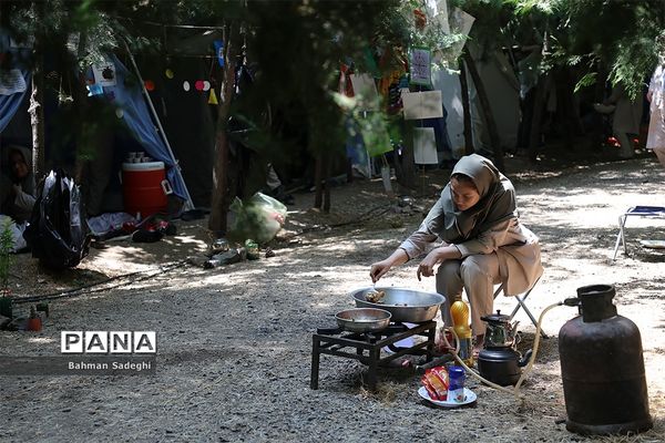 بازدید قائم مقام سازمان دانش آموزی از پخت غذا در نهمین دوره اردوی ملی پیشتازان دختر