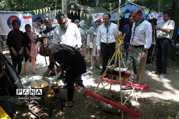 بازدید قائم مقام سازمان دانش آموزی از پخت غذا در نهمین دوره اردوی ملی پیشتازان دختر