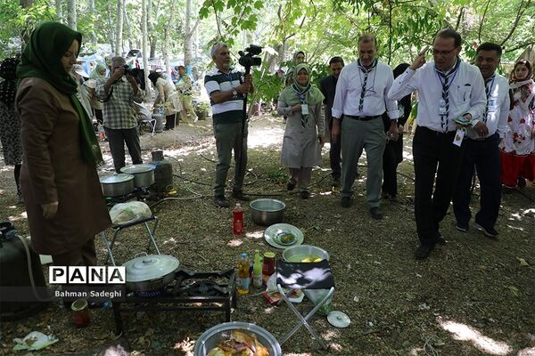 بازدید قائم مقام سازمان دانش آموزی از پخت غذا در نهمین دوره اردوی ملی پیشتازان دختر