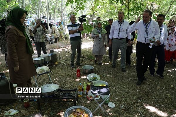 بازدید قائم مقام سازمان دانش آموزی از پخت غذا در نهمین دوره اردوی ملی پیشتازان دختر