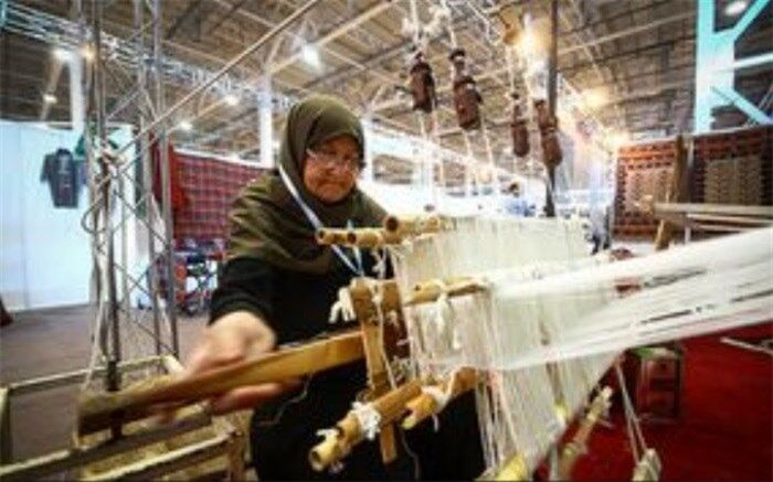 اینجا زنان روزی 10 هزار تومان حقوق می‌گیرند