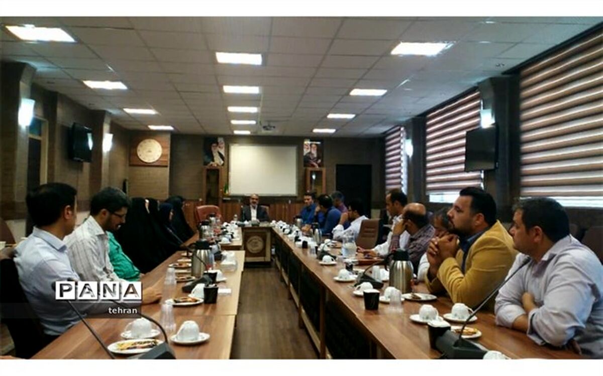 نشست مدیر آموزش و پرورش منطقه۱۶ با کارکنان واحد پشتیبانی