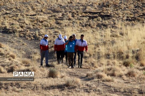 کوهپیمایی اعضای شرکت کننده در اردوی نشاط و امید جمعیت هلال احمر استان یزد