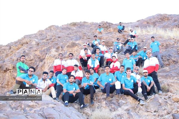 کوهپیمایی اعضای شرکت کننده در اردوی نشاط و امید جمعیت هلال احمر استان یزد