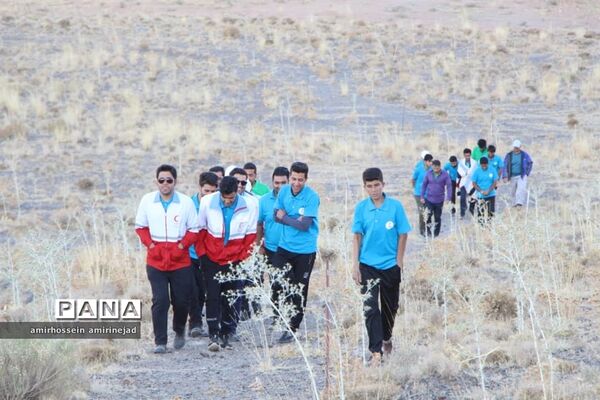 کوهپیمایی اعضای شرکت کننده در اردوی نشاط و امید جمعیت هلال احمر استان یزد