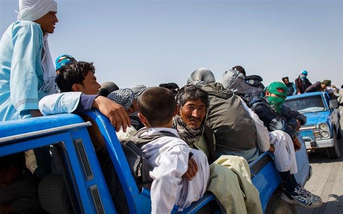 مهاجران افغانستانی قسطی از مرز رد می‌شوند