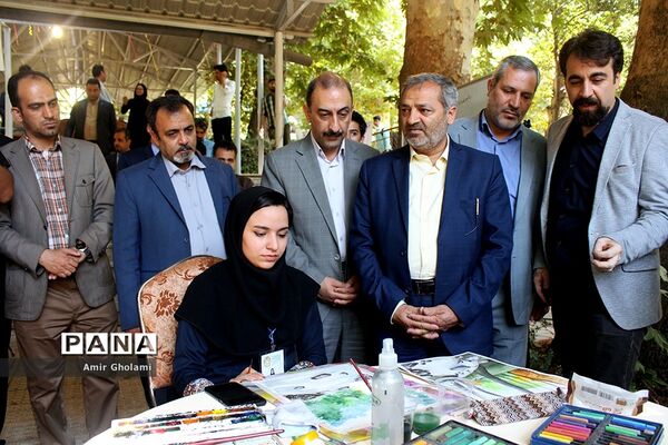 بازدید معاون پرورشی و فرهنگی آموزش‌وپرورش از نمایشگاه آثار تجسمی دانش‌آموزان جشنواره فرهنگی و هنری