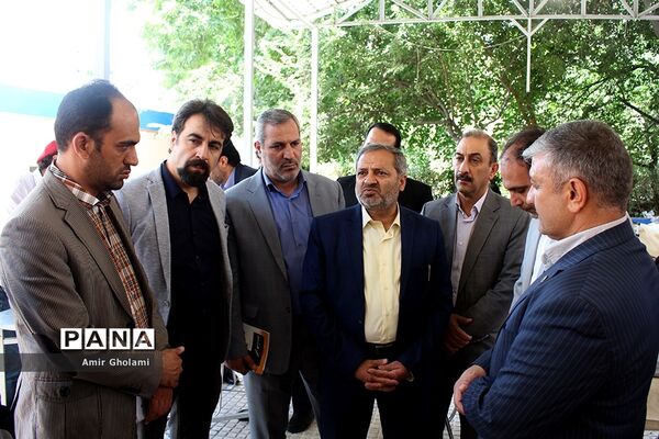 بازدید معاون پرورشی و فرهنگی آموزش‌وپرورش از نمایشگاه آثار تجسمی دانش‌آموزان جشنواره فرهنگی و هنری