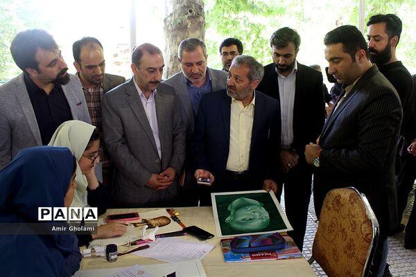 بازدید معاون پرورشی و فرهنگی آموزش‌وپرورش از نمایشگاه آثار تجسمی دانش‌آموزان جشنواره فرهنگی و هنری