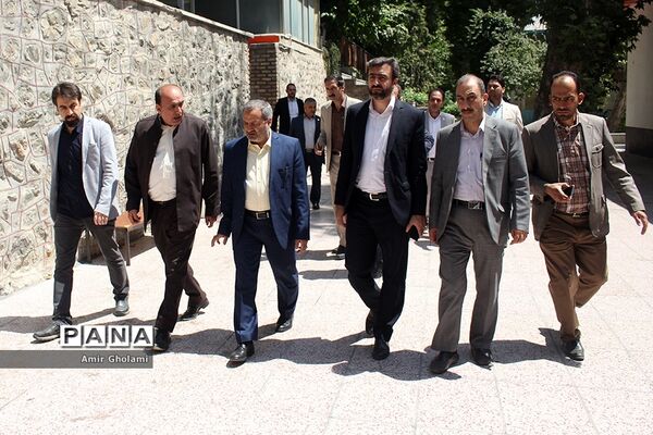 بازدید معاون پرورشی و فرهنگی آموزش‌وپرورش از نمایشگاه آثار تجسمی دانش‌آموزان جشنواره فرهنگی و هنری