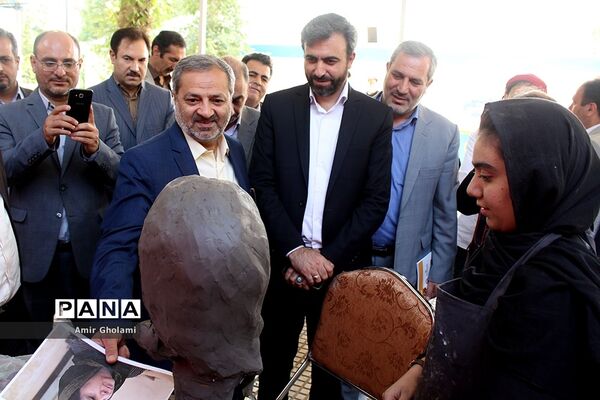 بازدید معاون پرورشی و فرهنگی آموزش‌وپرورش از نمایشگاه آثار تجسمی دانش‌آموزان جشنواره فرهنگی و هنری