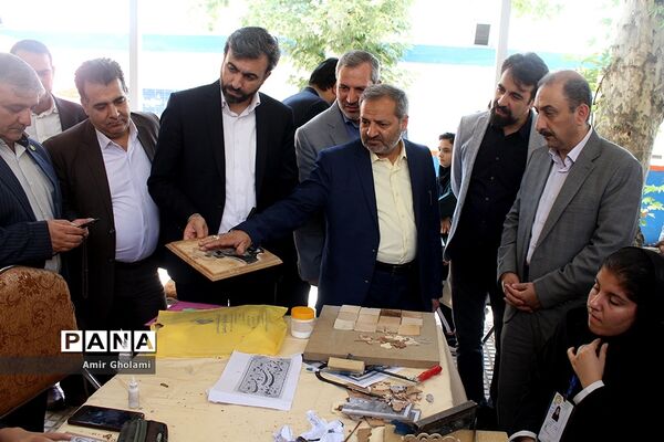 بازدید معاون پرورشی و فرهنگی آموزش‌وپرورش از نمایشگاه آثار تجسمی دانش‌آموزان جشنواره فرهنگی و هنری