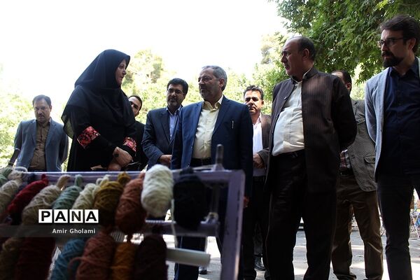 بازدید معاون پرورشی و فرهنگی آموزش‌وپرورش از نمایشگاه آثار تجسمی دانش‌آموزان جشنواره فرهنگی و هنری