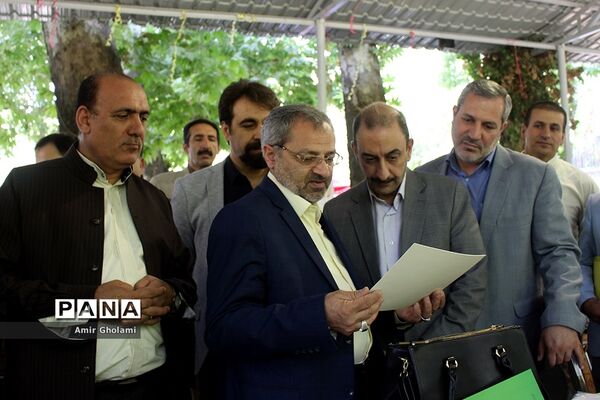 بازدید معاون پرورشی و فرهنگی آموزش‌وپرورش از نمایشگاه آثار تجسمی دانش‌آموزان جشنواره فرهنگی و هنری