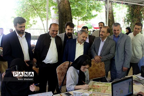 بازدید معاون پرورشی و فرهنگی آموزش‌وپرورش از نمایشگاه آثار تجسمی دانش‌آموزان جشنواره فرهنگی و هنری