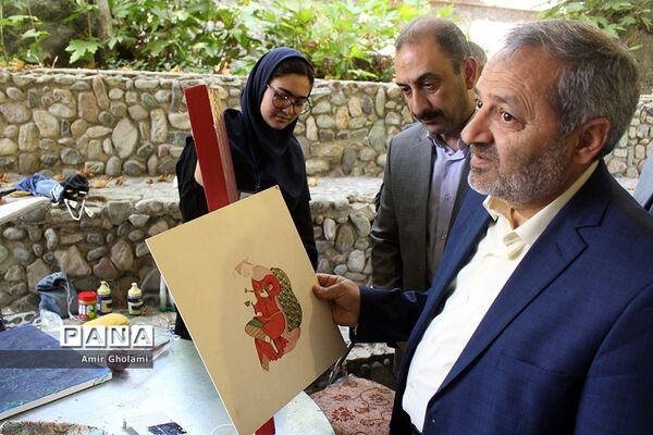 بازدید معاون پرورشی و فرهنگی آموزش‌وپرورش از نمایشگاه آثار تجسمی دانش‌آموزان جشنواره فرهنگی و هنری