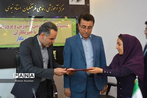 نشست شورای معاونان آموزش و پرورش استان بوشهر با خبرنگاران