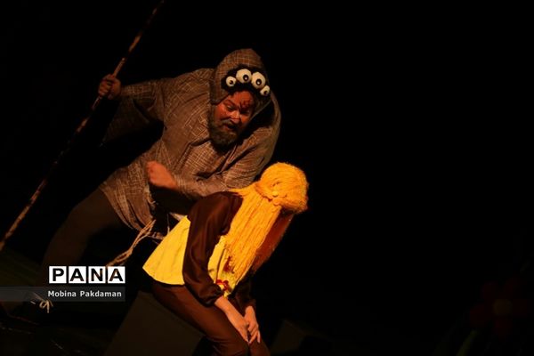 نمایش «جادوی موی طلایی»