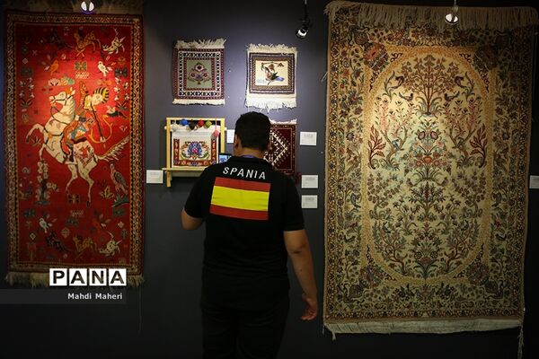 افتتاح نمایشگاه دستی تجسمی آثار دانش‌آموزان برگزیده مسابقات فرهنگی هنری