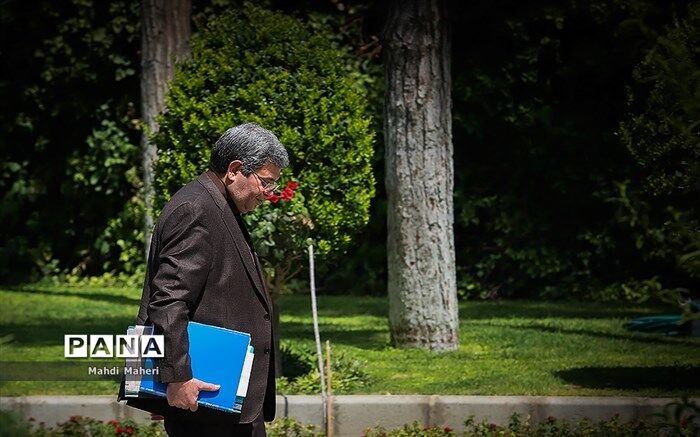 سرپرست وزارت آموزش و پرورش به مقام شامخ شهدای زاهدان ادای احترام کرد