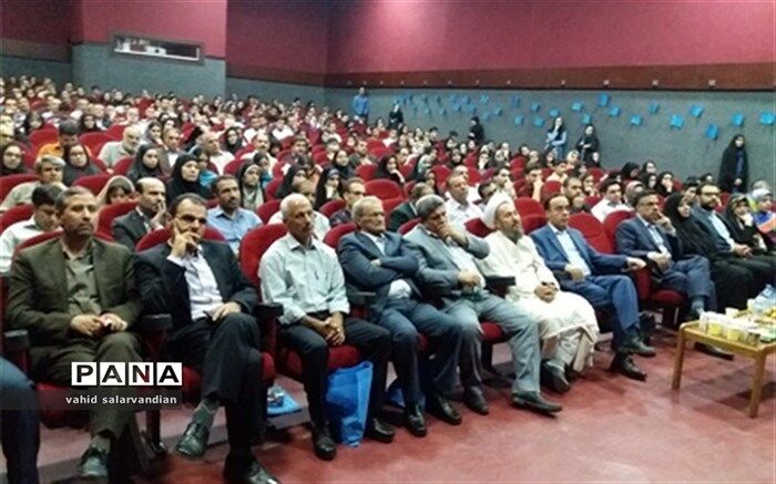 مراسم تجلیل از رتبه های برتر کنکور سراسری سال 98 بیجار با حضور مسئولین برگزار شد