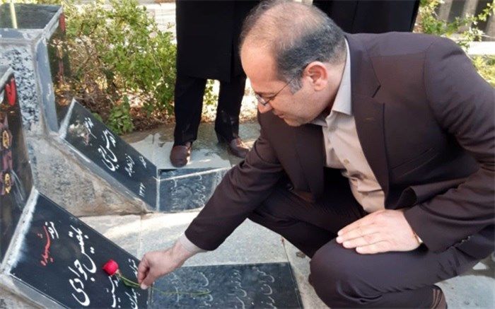 ادای احترام مدیرکل آموزش و پرورش استان همدان به مقام شامخ شهدا