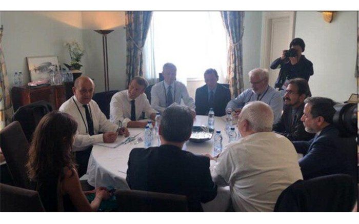 گزارش توییتری ظریف از سفر ناگهانی‌اش به فرانسه