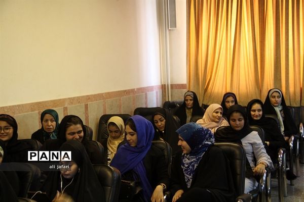 تقدیر ازدانش‌آموزان برترکارگاه مهارت‌های تفکرخلاق درشهرری