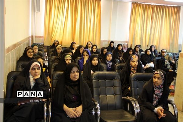 تقدیر ازدانش‌آموزان برترکارگاه مهارت‌های تفکرخلاق درشهرری