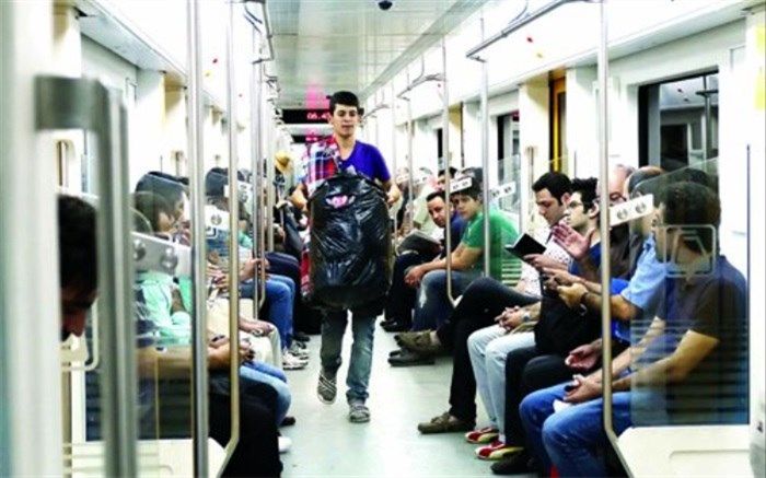 دستفروشی نفر اول کنکور کارشناسی ارشد اقتصاد در مترو+فیلم