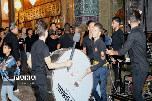 عزاداری مردم شیراز در جوار حرم مطهر حضرت احمدابن موسی (ع)