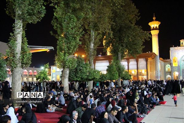 عزاداری مردم شیراز در جوار حرم مطهر حضرت احمدابن موسی (ع)