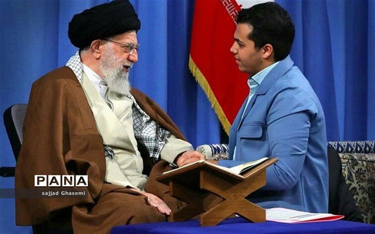 اعطای هدیه رهبری به دانش‌آموز گلستانی