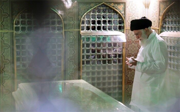مضجع‌ مطهر امام‌ رضا(ع) با حضور رهبر معظم انقلاب غبارروبی شد
