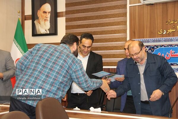 تجلیل از کارمندان نمونه آموزش و پرورش شهرری درهفته دولت
