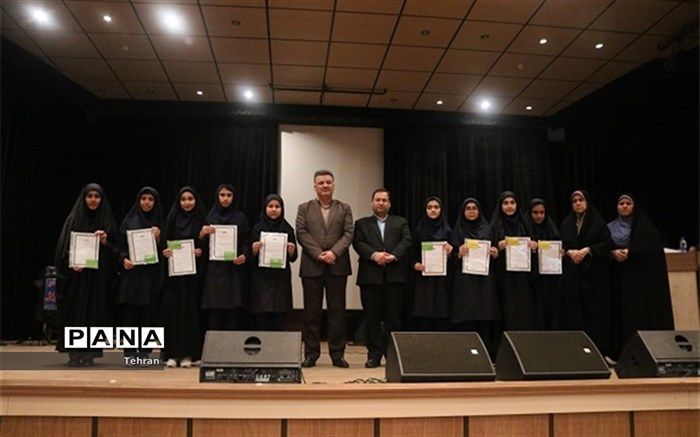 تجلیل از دانش آموزان برتر مسابقات فرهنگی و هنری منطقه 19