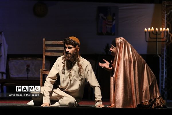 اجرای نمایش « لای لای گوزومون نوری »