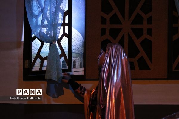 اجرای نمایش « لای لای گوزومون نوری »