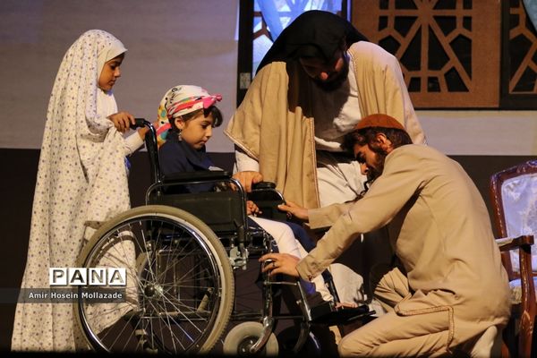 اجرای نمایش « لای لای گوزومون نوری »