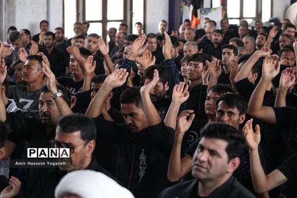 برگزاری نماز ظهر عاشورا در جزیره کیش