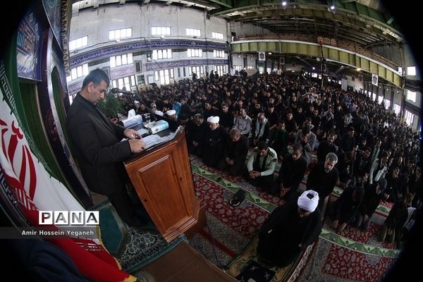 برگزاری نماز ظهر عاشورا در جزیره کیش