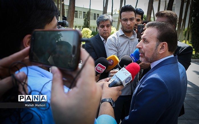 واعظی: برای سر ورود زنان به استادیوم در دوراهی مانده‌ایم