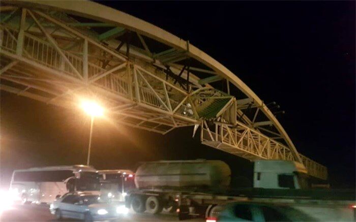 برخورد تریلر با پل عابرپیاده در بزرگراه قزوین - کرج