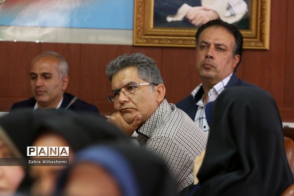 جلسه توجیهی سامانه شبکه  توزیع مواد غذایی مجاز در بوفه‌های مدارس