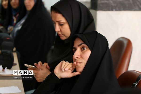 جلسه توجیهی سامانه شبکه  توزیع مواد غذایی مجاز در بوفه‌های مدارس